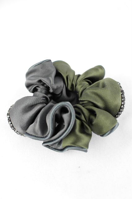 アッカ ［ acca ］ スワロフスキー バイカラー フリル シュシュ カーキ×グレー ヘアアクセサリー ヘアアクセ シュシュ ヘアゴム